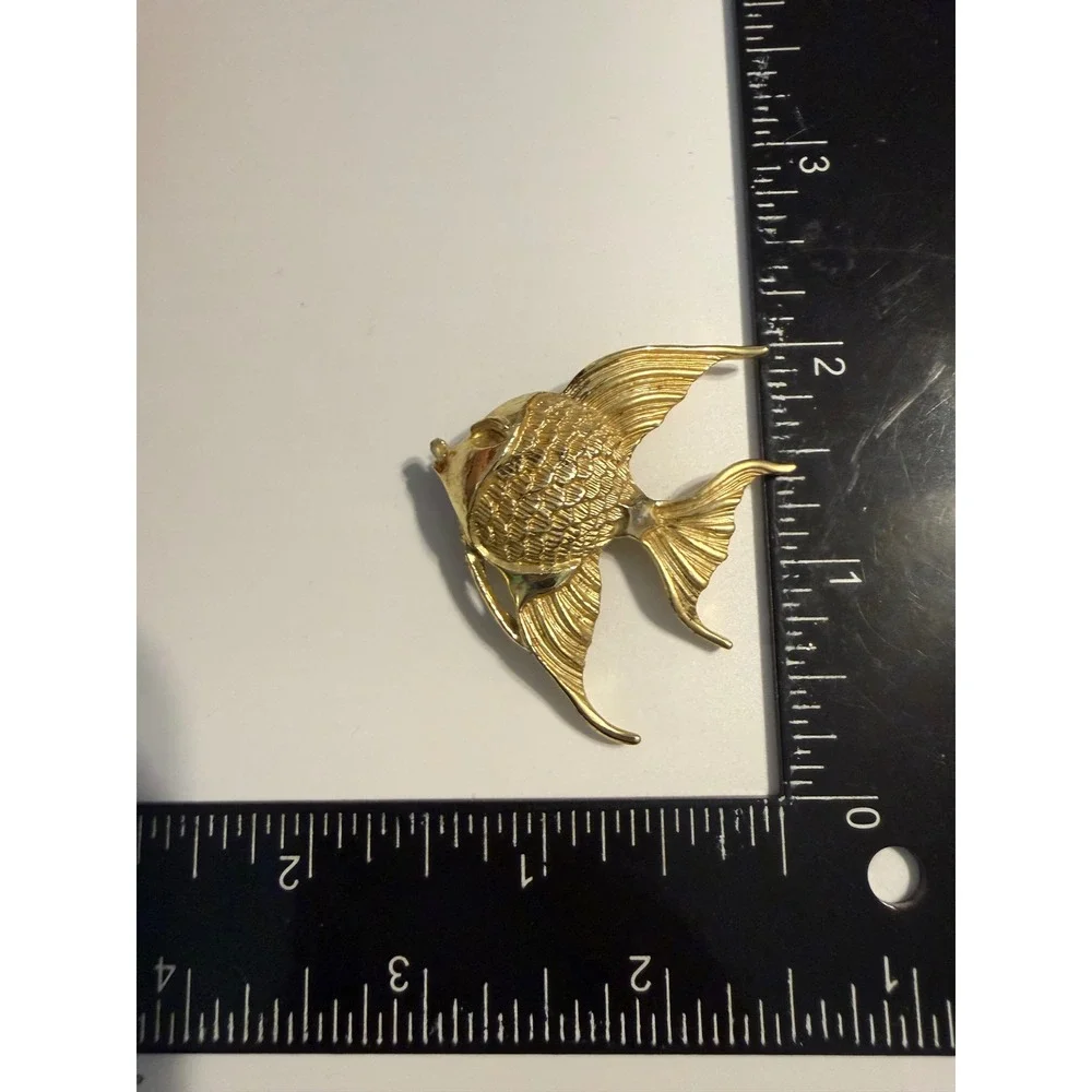 Vintage Gold Tone Angel Fish Brooch Textured Tropical Sea Life‎ Nautical Pin